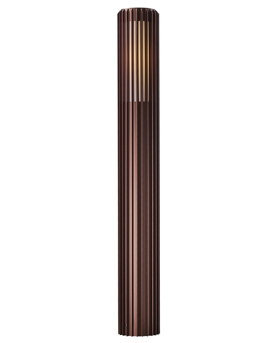 Vonkajší záhradný svetelný stĺpik Aludra 95 Seaside od Nordluxu v modernom minimalistickom dizajne. Vďaka svojmu špecifickému tvaru vytvára na okolí hru svetla a tieňa. Vyrobený z odolného materiálu, dostupný v troch farbách – čierna, antracitová, metalická hnedá.