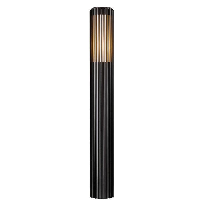 Vonkajší záhradný svetelný stĺpik Aludra 95 Seaside od Nordluxu v modernom minimalistickom dizajne. Vďaka svojmu špecifickému tvaru vytvára na okolí hru svetla a tieňa. Vyrobený z odolného materiálu, dostupný v troch farbách – čierna, antracitová, metalická hnedá. (čierna)