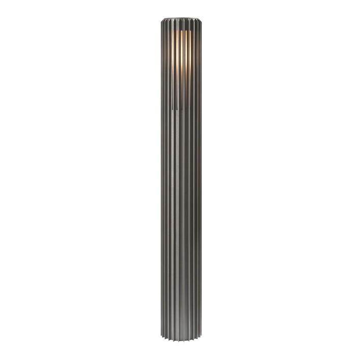 Vonkajší záhradný svetelný stĺpik Aludra 95 Seaside od Nordluxu v modernom minimalistickom dizajne. Vďaka svojmu špecifickému tvaru vytvára na okolí hru svetla a tieňa. Vyrobený z odolného materiálu, dostupný v troch farbách – čierna, antracitová, metalická hnedá. (antracit)