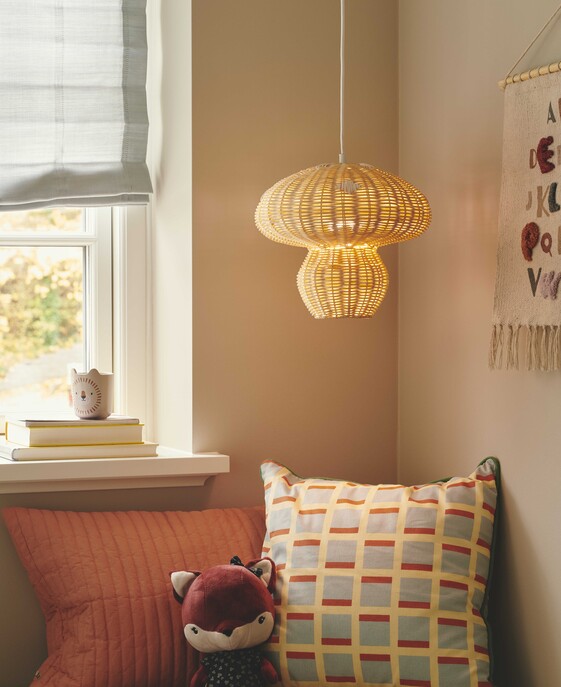 Malé závesné svietidlo Allie od Nordluxu z ratanu vytvorí príjemnú hru svetla a tieňov aj u vás doma – v obývačke alebo v detskej izbe.