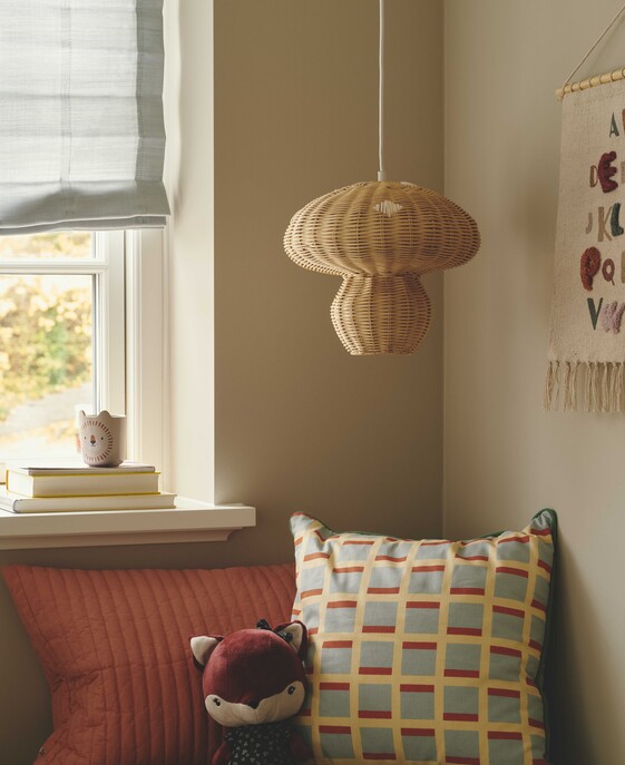 Malé závesné svietidlo Allie od Nordluxu z ratanu vytvorí príjemnú hru svetla a tieňov aj u vás doma – v obývačke alebo v detskej izbe.