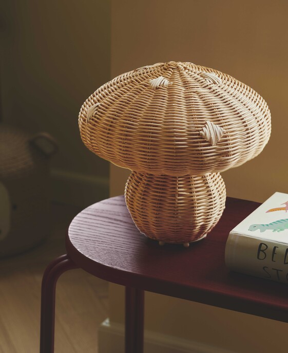 Stolová lampa Allie od Nordluxu z ratanu vytvorí príjemnú hru svetla a tieňov aj u vás doma – v obývačke alebo v detskej izbe.