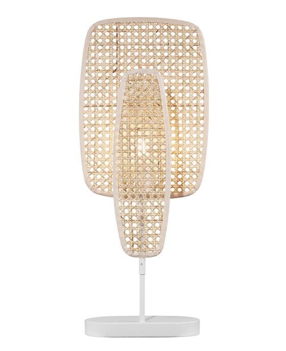 Stolová lampa Bali od Nordluxu kombinuje trstinové panely rôznych veľkostí a vytvára tak nadčasový kúsok.