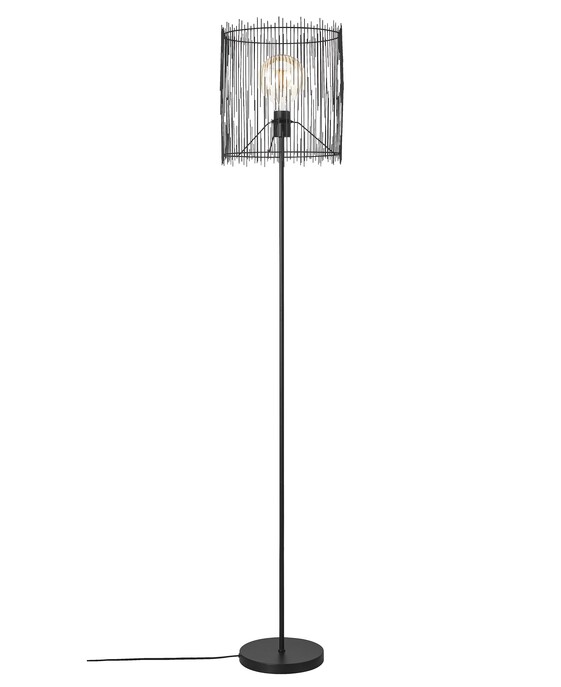 Stojacia lampa Elvis sa skladá z asymetrických tyčí, ktoré spolu vytvárajú elegantné osvetlenie miestnosti.