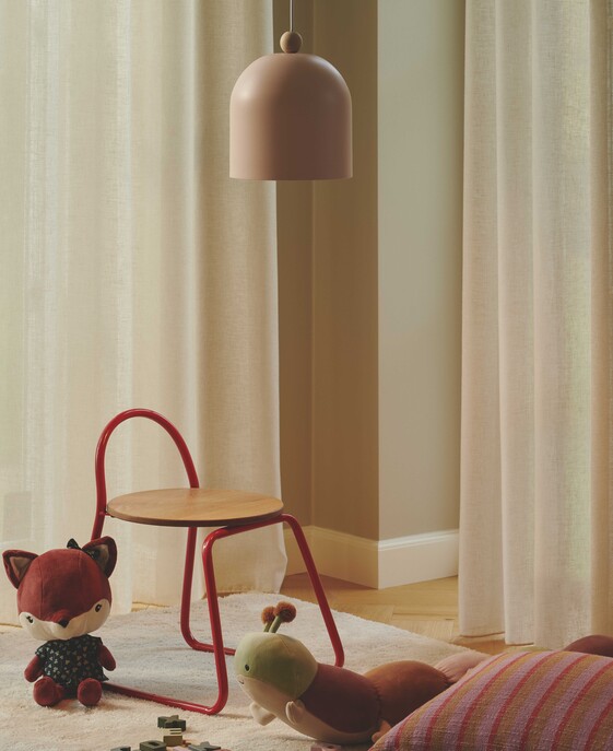 Jednoduché závesné svietidlo Gaston v 4 tlmených farbách sa skvele hodí do detskej izby. Zaoblené tienidlo s dreveným detailom.