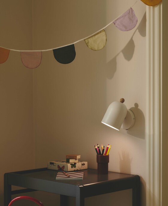 Jednoduché nástenné svietidlo Gaston v 4 tlmených farbách sa skvele hodí do detskej izby. Zaoblené tienidlo s dreveným detailom otočíte vďaka nastaviteľnej hlave.
