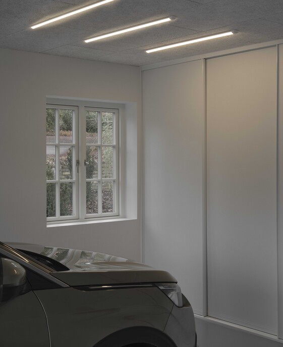 Tenké univerzálne lištové svetlo Glendale sa hodí do garáže alebo dielne, v ultratenkom dizajne.