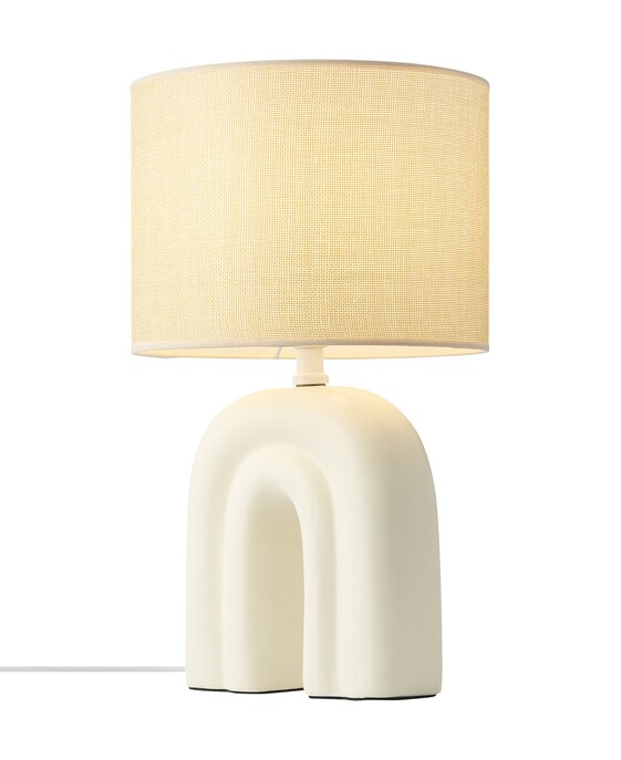 Stolová lampička Haze kombinuje keramiku a ľanové tienidlo, ktoré dodáva interiéru mäkké svetlo. K dispozícii v béžovej farbe.