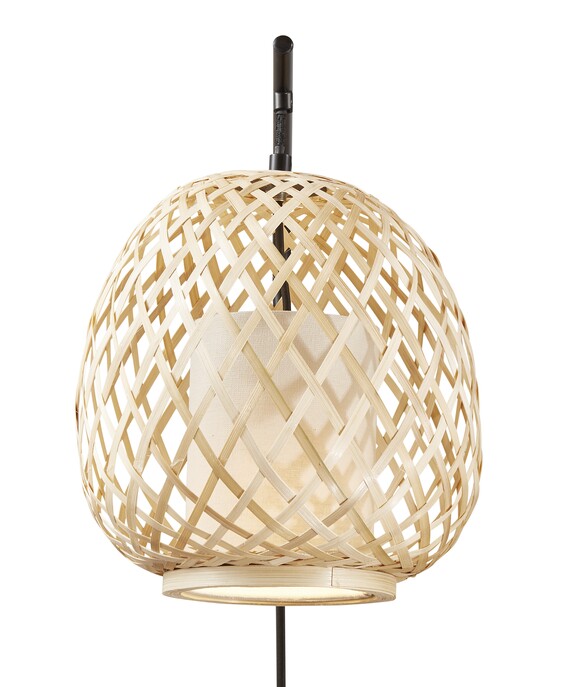 Nástenné svietidlo Hisoka kombinuje bambusové vlákna a látkové tienidlo. Svietidlo vyžaruje mäkké svetlo, vhodné do obývacej izby.