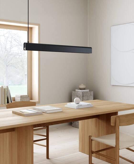 Horizontálne závesné svietidlo Beau 100 v tenkom dizajne sa hodí nad jedálenský stôl alebo kuchynský ostrovček. Súčasťou balenia je nestmievateľná žiarovka.