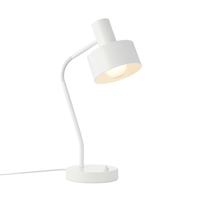 Minimalistická stolová lampička Matis od Nordluxu nájde využitie v knižnici aj na nočnom stolíku. Nastaviteľná hlava umožňuje nasmerovať lúč svetla, vyberte si z 2 farieb. (biela)