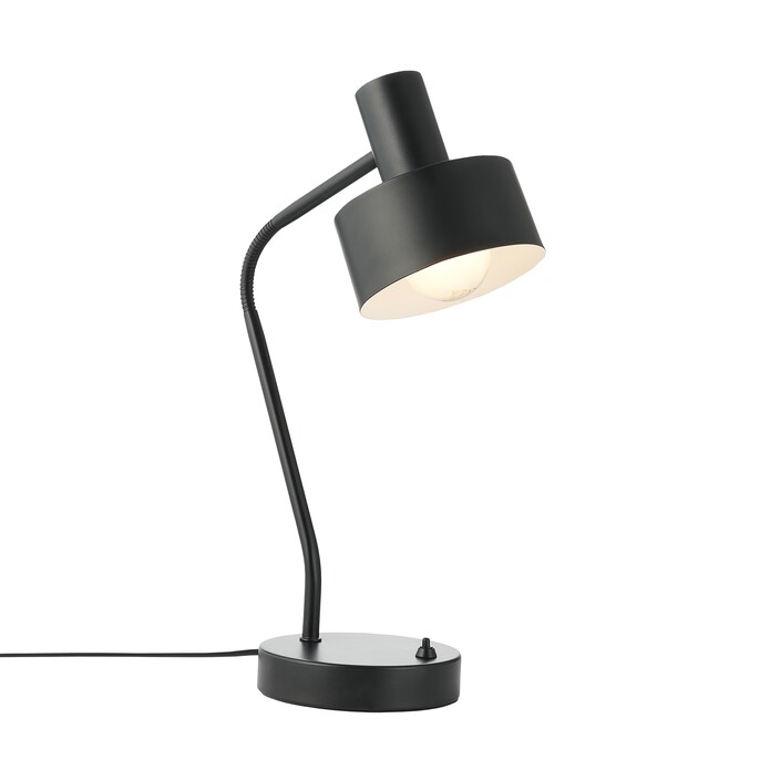 Minimalistická stolová lampička Matis od Nordluxu nájde využitie v knižnici aj na nočnom stolíku. Nastaviteľná hlava umožňuje nasmerovať lúč svetla, vyberte si z 2 farieb. (čierna)