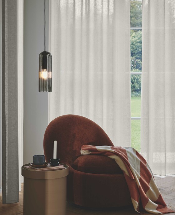 Elegantné závesné svietidlo Miella s vrúbkovaným sklom vo 2 farbách – skvele sa hodí nad jedálenský stôl alebo do obývačky.