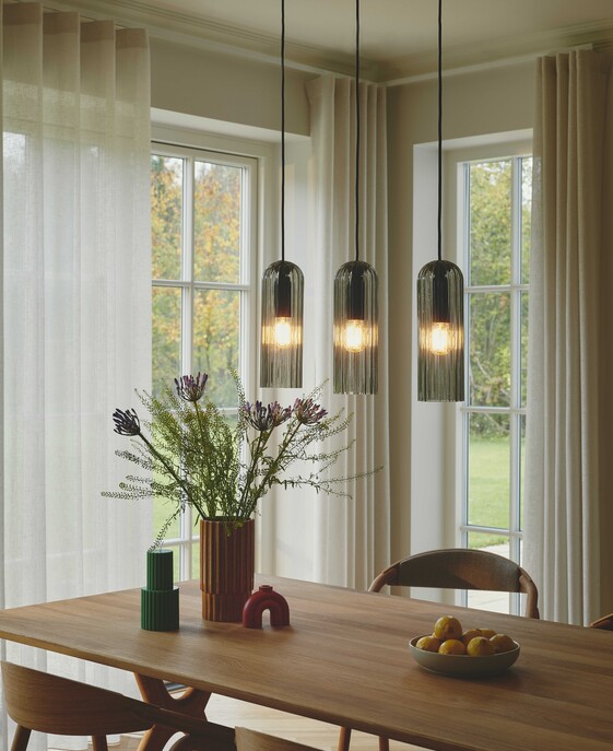 Elegantné závesné svietidlo Miella s vrúbkovaným sklom na 3 tienidlách v 2 farbách – skvele sa hodí nad jedálenský stôl alebo do obývačky.