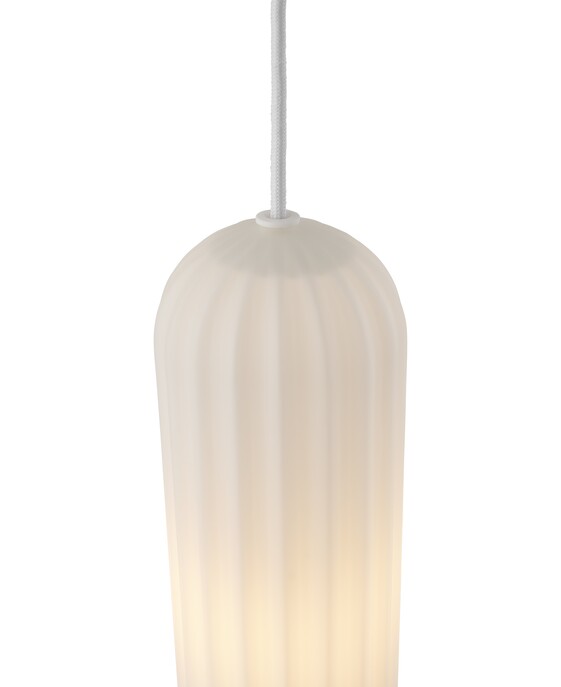 Elegantné závesné svietidlo Miella s vrúbkovaným sklom na 3 tienidlách v 2 farbách – skvele sa hodí nad jedálenský stôl alebo do obývačky.