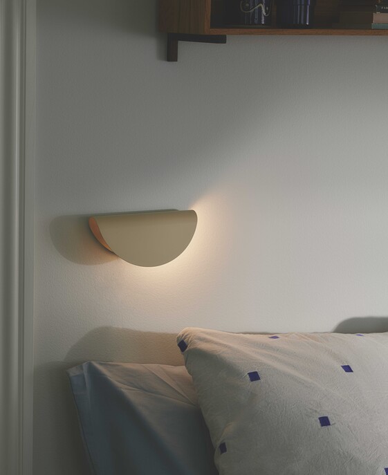 Jednoduché nástenné svietidlo Model 2110 od Nordluxu poskytne vášmu interiéru príjemné nepriame osvetlenie. Vyberte si zo 4 farieb.