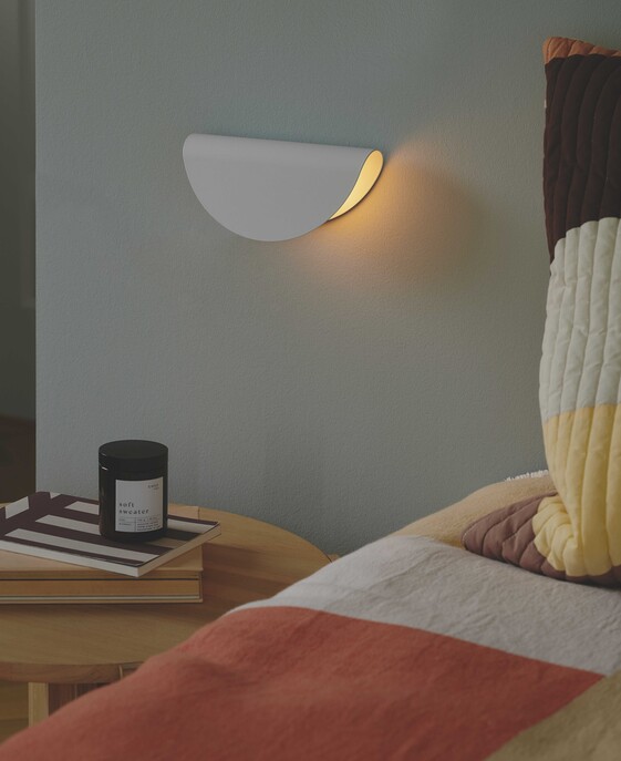 Jednoduché nástenné svietidlo Model 2110 od Nordluxu poskytne vášmu interiéru príjemné nepriame osvetlenie. Vyberte si zo 4 farieb.