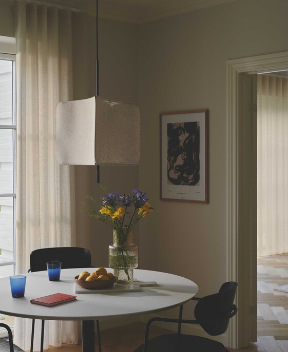 Závesné svietidlo Tinto s textilným tienidlom v tvare trojuholníka poskytne príjemné osvetlenie nad vaším jedálenským stolom alebo v obývacej izbe.