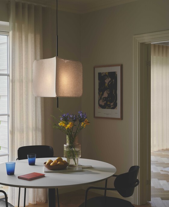 Závesné svietidlo Tinto s textilným tienidlom v tvare trojuholníka poskytne príjemné osvetlenie nad vaším jedálenským stolom alebo v obývacej izbe.