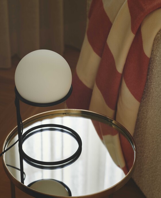 Stolová lampička Wilson s čiernym kovovým rámom a skleneným tienidlom osvetlí kútik na čítanie alebo spálňu príjemným mäkkým svetlom. Tienidlo možno polohovať.