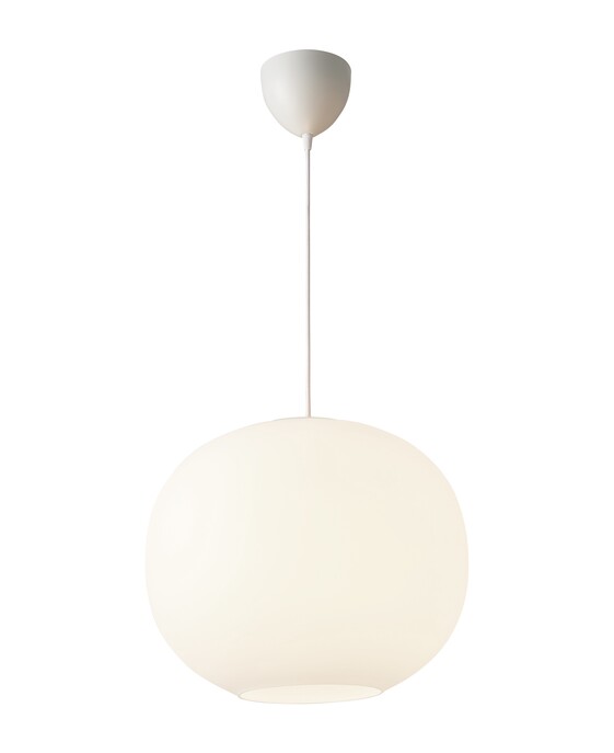 Závesné svetlo Navone 40 s okrúhlym organickým tienidlom, ktoré kombinuje mäkkú bielu a mosadzné detaily.