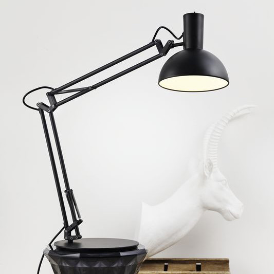 Dizajnová ultifunkčná lampa Arki od Nordluxu s nastaviteľným ramenom a viacerými možnosťami upevnenia vo dvoch farbách