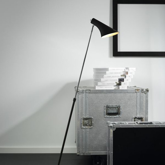 Kvalitný kov, žiadne zbytočné detaily – stojacia lampa Nordlux Vanila v bielej alebo čiernej farbe