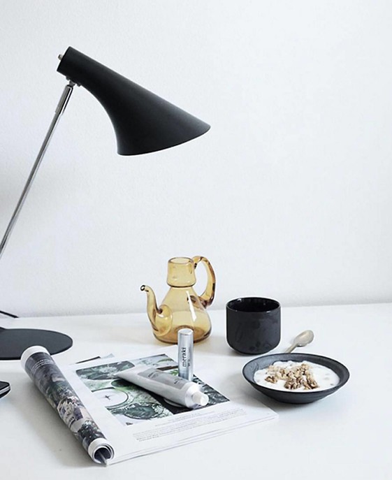 Kvalitný kov, žiadne prebytočné detaily – stolová lampička Nordlux Vanila v bielej alebo čiernej farbe