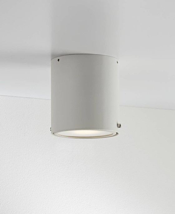 Jednoduché stropné svietidlo Nordlux IP S4 s nastaviteľným sklonom, vhodné do kúpeľne, vo dvoch farebných variantoch