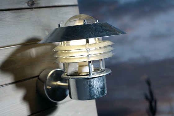 Krásne vonkajšie nástenné svietidlo s hlavou lampy smerujúcou nahor vo funkčnom klasickom dizajne v štyroch farebných variantoch