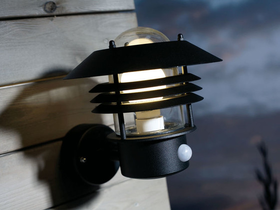 Krásne vonkajšie nástenné svietidlo s hlavou lampy smerujúcou dohora vo funkčnom klasickom dizajne vo dvoch farebných variantoch so senzorom pohybu