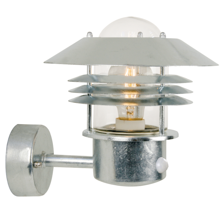 Krásne vonkajšie nástenné svietidlo s hlavou lampy smerujúcou dohora vo funkčnom klasickom dizajne vo dvoch farebných variantoch so senzorom pohybu (galvanizovaná oceľ)