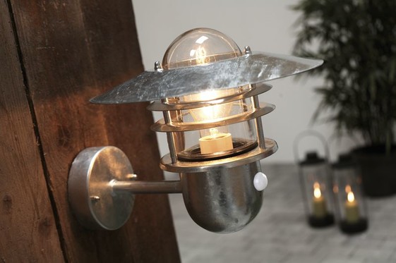 Vonkajšie nástenné svietidlo v tradičnom vidieckom dizajne v odolnom galvanizovanom vyhotovení so senzorom pohybu