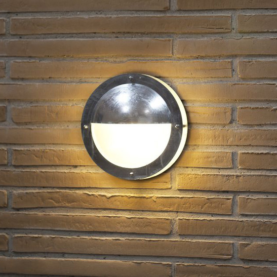 Jednoduché, štýlové a príjemné vonkajšie nástenné svietidlo v odolnom galvanizovanom vyhotovení