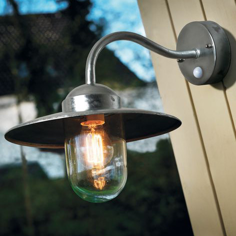 Vonkajšie nástenné svietidlo s nezameniteľným škandinávskym dizajnom z odolnej galvanizovanej ocele so senzorom pohybu