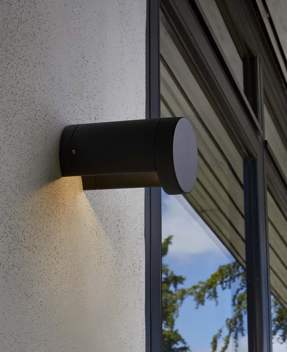 Decentné a jednoduché vonkajšie nástenné LED svietidlo čiernej farby vhodné na osvetlenie vchodu do domu