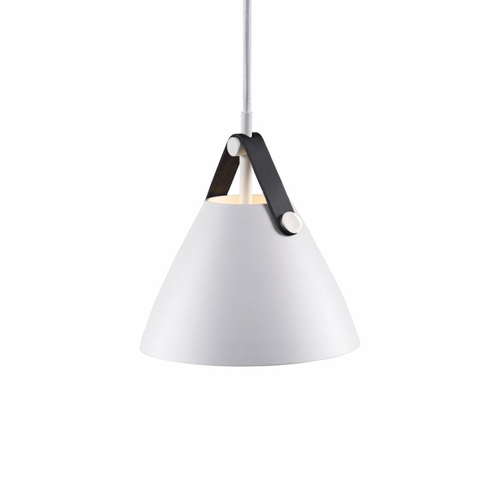 Závesná lampa Strap od Nordluxu – trendová kombinácia kovu a kože (biela)