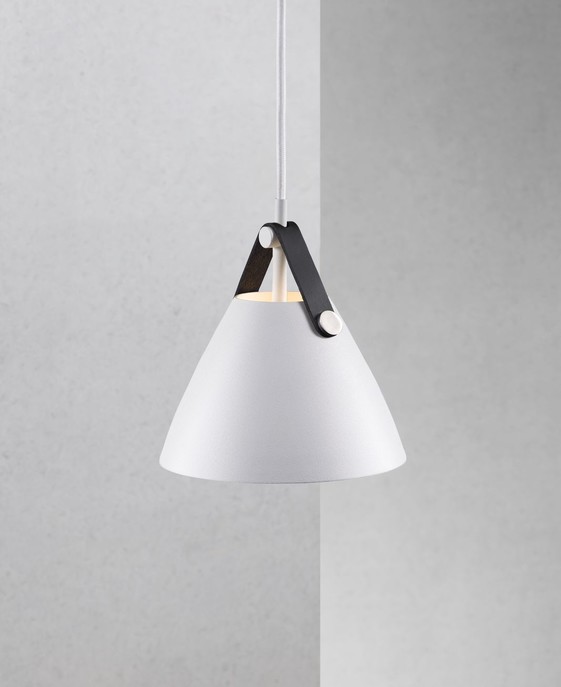 Závesná lampa Strap od Nordluxu – trendová kombinácia kovu a kože
