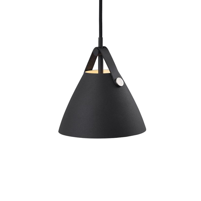 Závesná lampa Strap od Nordluxu – trendová kombinácia kovu a kože (čierna)