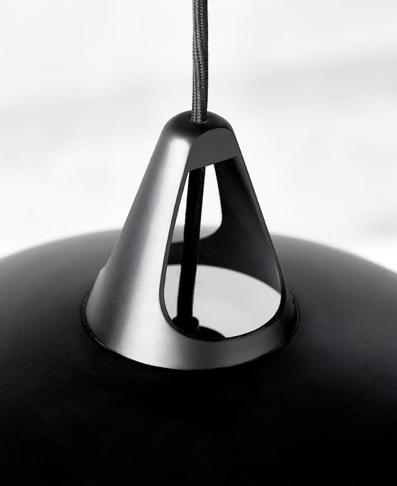 Nordlux Belly –⁠ dizajnová lampa. Čierne kovové tienidlo dvoch veľkostí na textilnom kábli