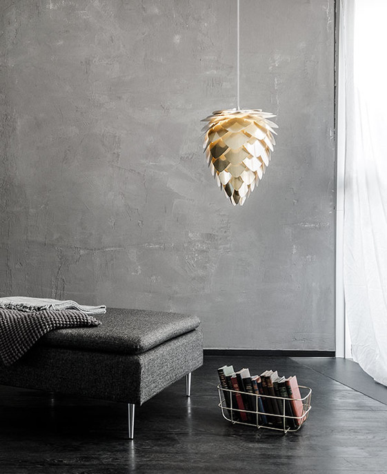 UMAGE Conia – elegantné svietidlo v originálnom dizajne. Lampa v tvare borovicovej šišky do spálne, obývačky, ale aj kaviarne. Variabilné – závesné alebo stojacie (tienidlo pohyblivé v rozsahu 180°)