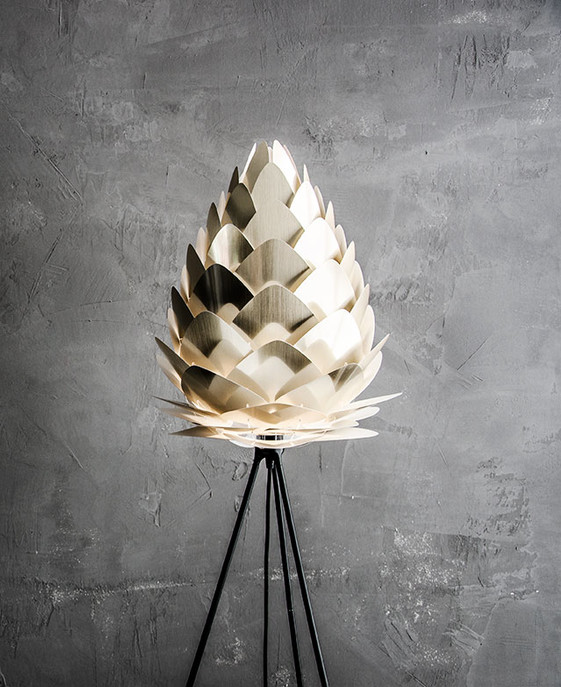 UMAGE Conia Mini – elegantné svietidlo v originálnom dizajne. Lampa v tvare borovicovej šišky do spálne, obývačky, ale aj do kaviarne. Variabilná – závesná alebo stojacia (tienidlo pohyblivé v rozsahu 180°)
