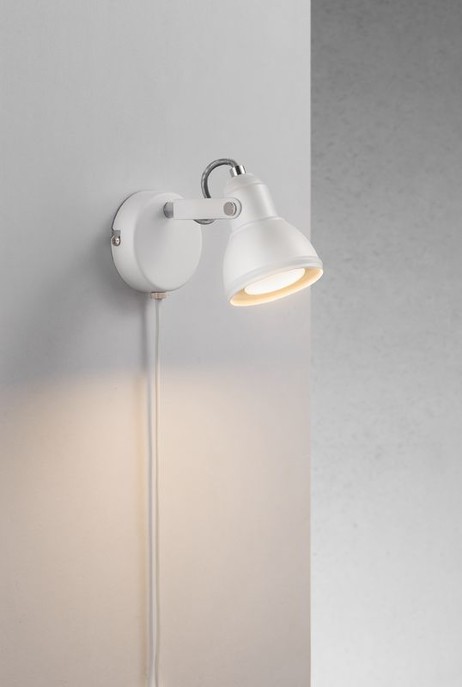 Klasická nástenná lampička Nordlux Aslak s otočným bodovým svetlom vo dvoch farbách