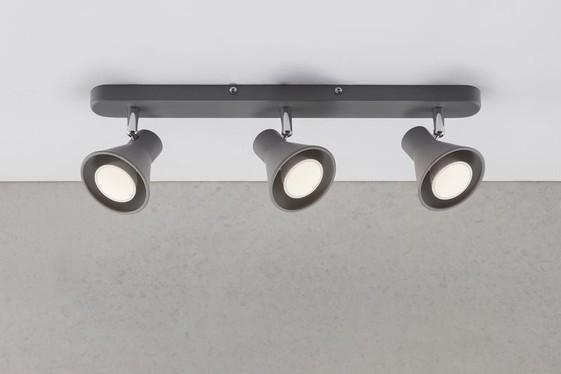 Diskrétne a praktické stropné svietidlo Nordlux Eik s tromi smerovateľnými bodovými svetlami v kovovom vyhotovení