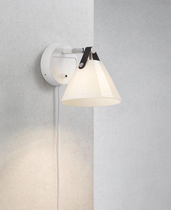 Nástenná lampa Strap 15 od Nordluxu – trendová kombinácia kovu, skla a kože