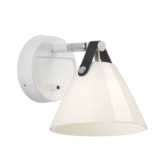 Nástenná lampa Strap 15 od Nordluxu – trendová kombinácia kovu, skla a kože (biela)