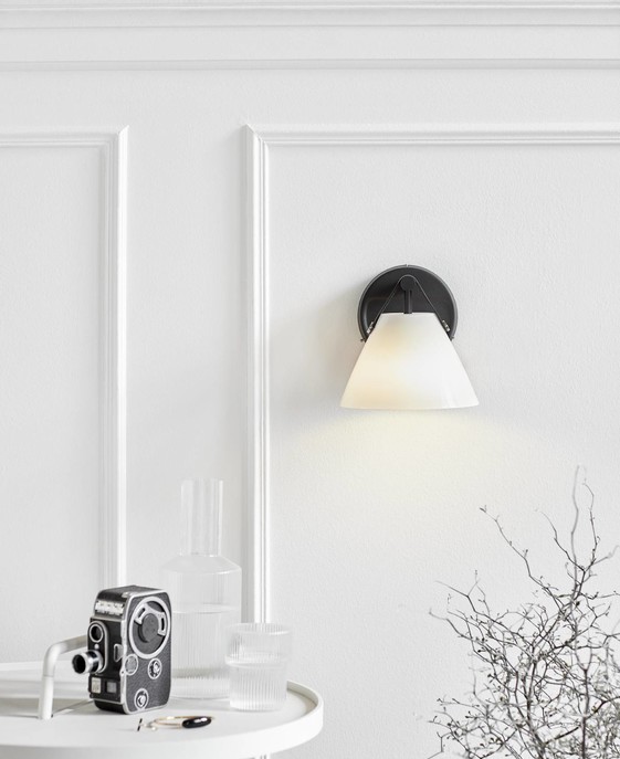 Nástenná lampa Strap 15 od Nordluxu – trendová kombinácia kovu, skla a kože