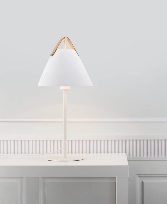 Stolová lampička Strap od Nordluxu – trendová kombinácia kovu a kože