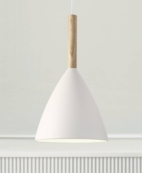 Lampa Pure 20 Nordic od Nordluxu s elegantnou špičkou z orechového dreva v kombinácii s bielym, čiernym alebo sivým kovovým tienidlom.