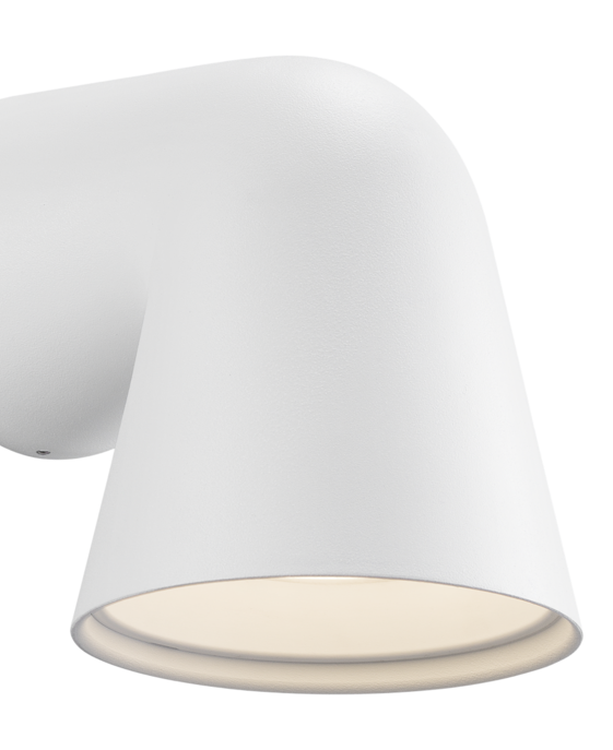 Vonkajšie nástenné svietidlo Front Single od Nordluxu v tvare periskopu. Jednoduché moderné osvetlenie s akcentom industriálneho štýlu v troch farebných vyhotoveniach.